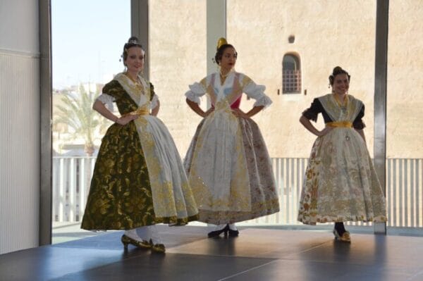 Desfile de indumentaria valenciana histórica (Falla Avinguda, Torrent)
