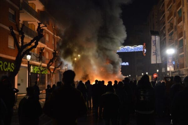 Público en la cremà de la falla de Rodríguez de Cepeda - López Palmireno de 2023