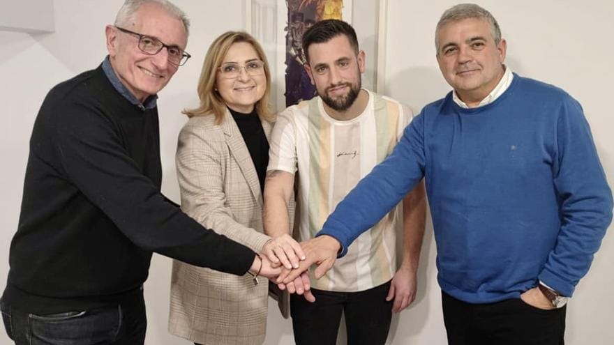 Los copresidentes de L'Antiga con el artista Josué Beitia