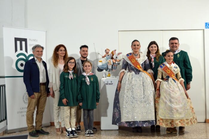 Entrega del ninot indultat por el Gremio al Museo del Artista Fallero