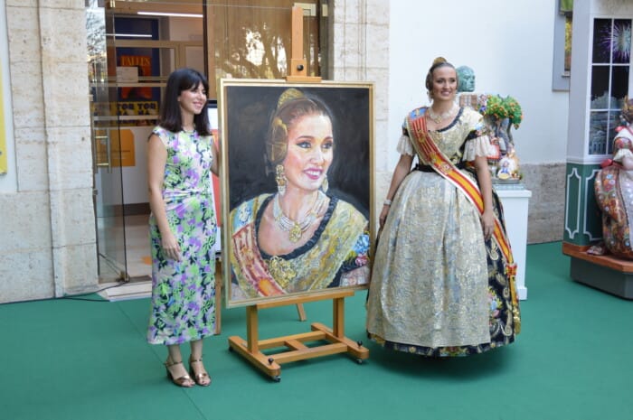 Entrega del cuadro de la fallera mayor de València 2023 al Museu Faller de València
