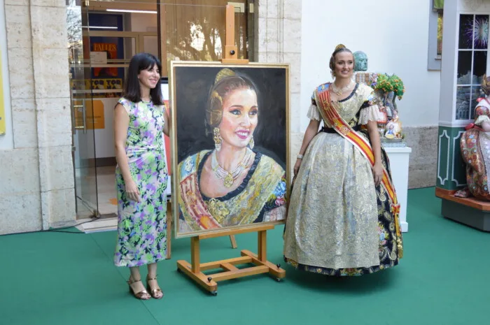 Entrega del cuadro de la fallera mayor de València 2023 al Museu Faller de València