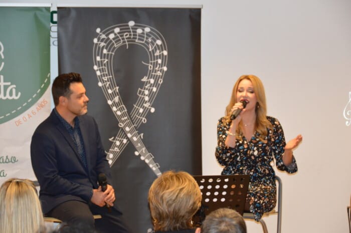Ángel Bellido y Aisha Bordas interpretando la canción "En Vena"