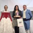 María Abradelo recibe el premio "Una de 1ª" de la Federación de Fallas de 1ª A (foto: Fotofilmax / JCF)