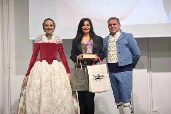 María Abradelo recibe el premio "Una de 1ª" de la Federación de Fallas de 1ª A (foto: Fotofilmax / JCF)