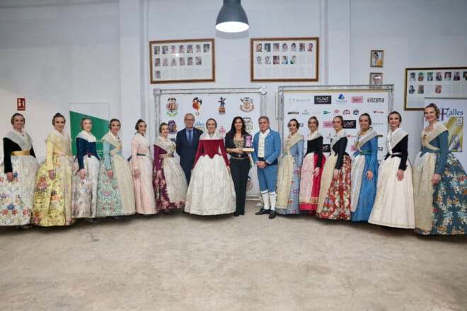 María Abradelo recibe el premio "Una de 1ª" de la Federación de Fallas de 1ª A (foto: Fotofilmax / JCF)