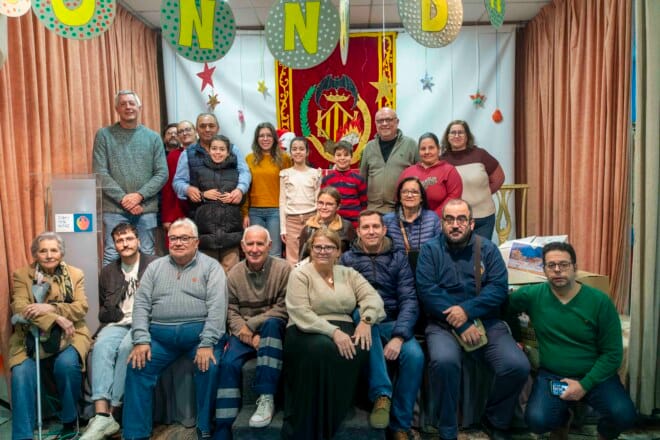 Foto de familia de la charla sobre medios falleros en la Falla La Berni (foto: Pablo Garcés)