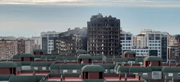 Edificios incendiados en Nou Campanar (foto: Cristina Zurita)