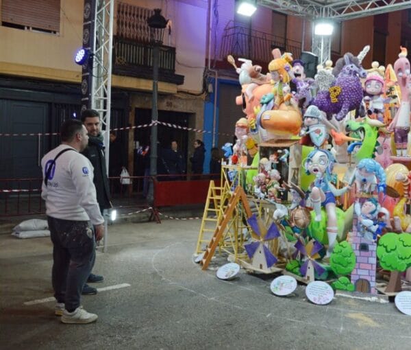 Mario Pérez plantando la falla infantil de Duc de Gaeta 2024