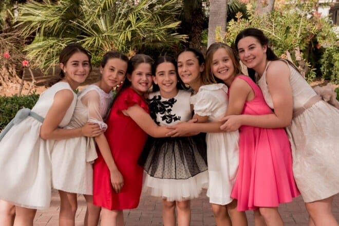 Fallera mayor infantil de la FJFS 2025 y su corte de honor
