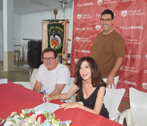 Toni Pérez firma con la Falla Raval de Sant Agustí (Cullera)