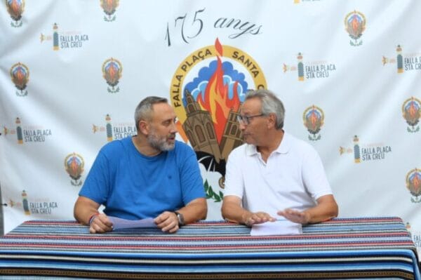 El presidente de la Falla Plaça de Santa Creu y el artista Juanjo García, sorprendidos