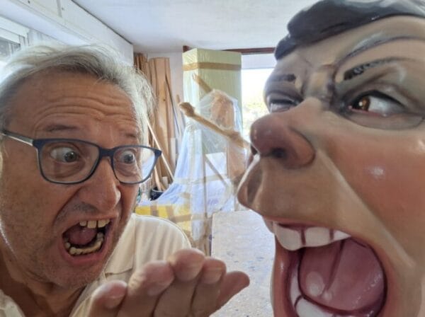 Negociaciones de Juanjo García con los ninots de la plaza de Santa Creu