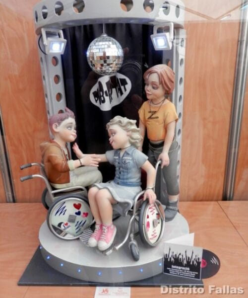 "Integración". Ninot infantil de la Falla Ceramista Ros-J. Mª Mortes Lerma de 2015 (artista: Pedro Rodríguez Marín)