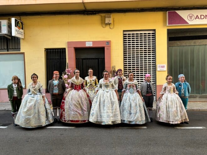Fallera mayor infantil de Xàtiva de 2025, su corte de honor y acompañantes
