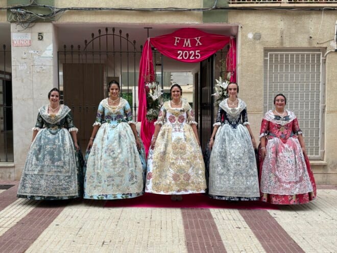 Fallera mayor de Xàtiva de 2025 y su corte de honor