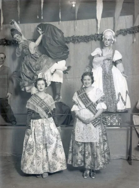 Fallera mayor de València de 1934 de visita a la Exposición del Ninot, con el grupo indultado detrás (foto: Biblioteca Valenciana Digital / Desfilis)