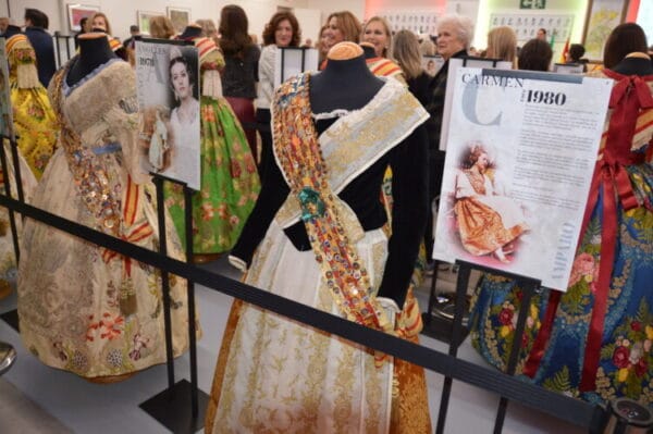 Exposición de indumentaria de falleras mayores de València en la Falla Convento