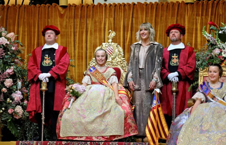 Exaltación de la fallera mayor infantil de València 2025. Con la mantenedora. (foto: JCF)