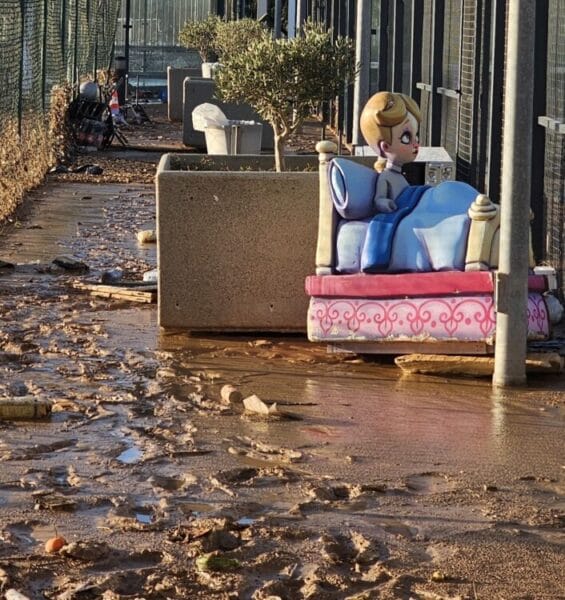 Ninot entre barro de la DANA (foto de Cendra Digital)