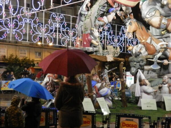 Visitando la falla de L'Antiga de Campanar 2015 bajo la lluvia