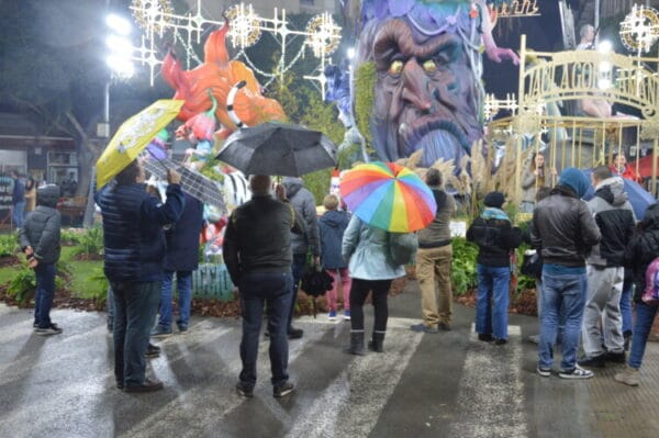 Visitando la Falla Sueca-Literato Azorín 2025 bajo la lluvia