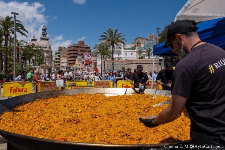 Paella gigante en Cartagena, por Fallers pel Món (foto: Ayuntamiento de Cartagena)