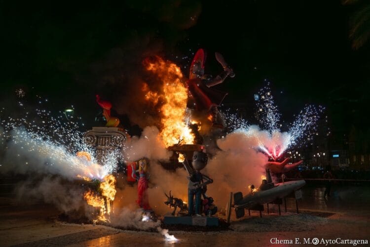 Cremà de la falla de Cartagena, por Fallers pel Món (foto: Ayuntamiento de Cartagena)