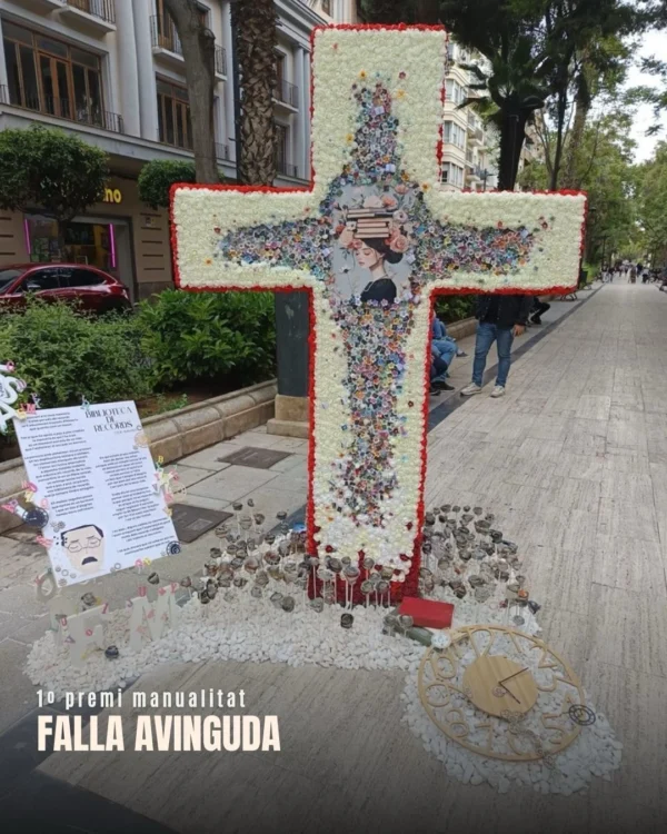Cruz de mayo de la Falla Avinguda (Torrent) de 2025