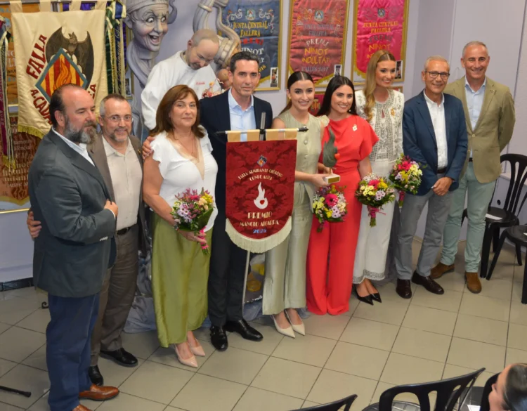 Entrega del premio Manolo Algarra 2025 a la Falla Convento, por parte de la Falla Almirante