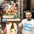 Mario Pérez con el ninot indultat infantil de 2025