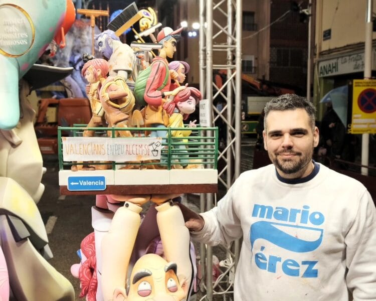 Mario Pérez con el ninot indultat infantil de 2025