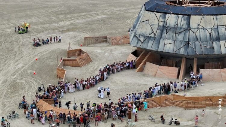 El Templo de la Profundidad (Temple of the Deep) de Burning Man, de Miguel Arraiz. Inauguración (foto: Rand Larson)