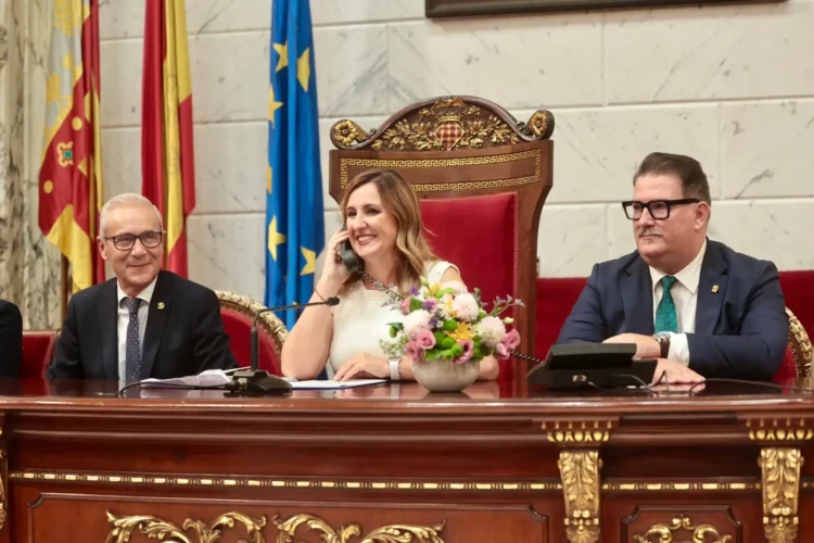 María José Catalá, alcaldesa de València, llamando a las falleras mayores de la ciudad (foto: JCF)