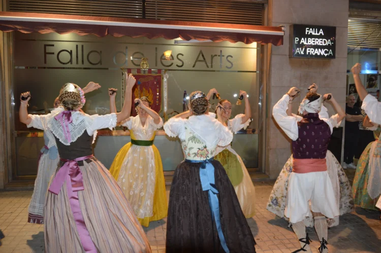 Bailes tradicionales valencianos en la Falla Alameda
