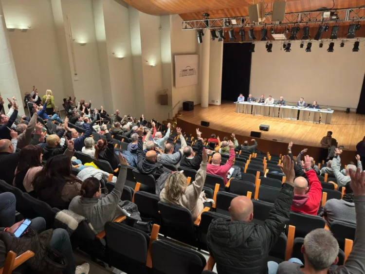 Asamblea de presidentes y presidentas votando a favor del programa de festejos 2026 (foto: JCF)