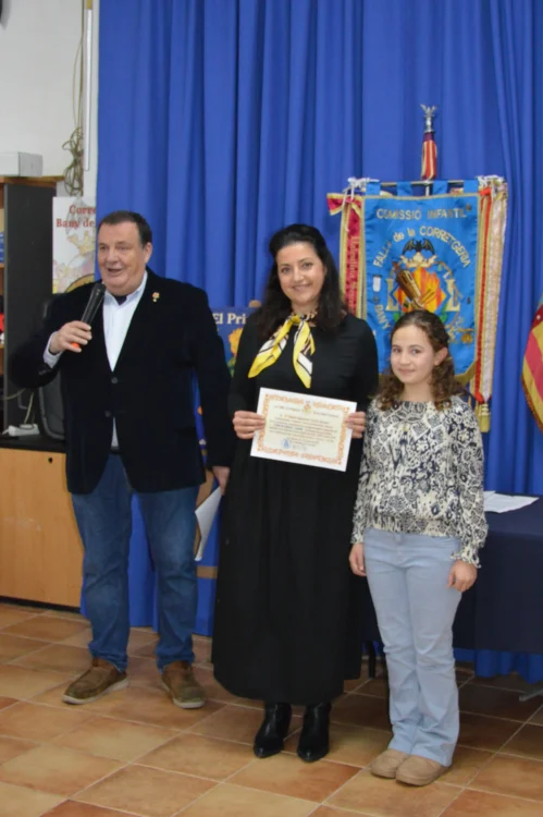 Entrega de diplomas del curso "Al frente de una falla" de la Falla Corretgeria. Reconomiento a la patrocinadora