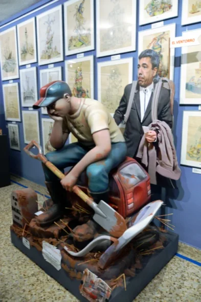 Ninot con Mazón en la exposición de figuras sobre la DANA del Gremio de Artistas Falleros de València