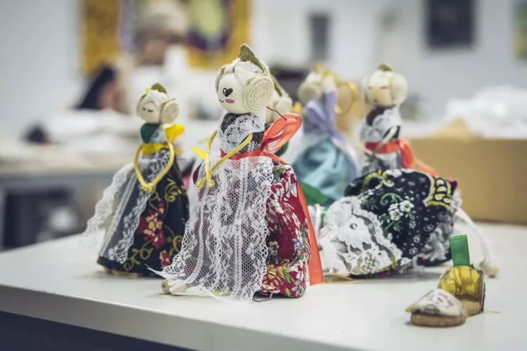 Productos falleros realizados en Casa Caridad