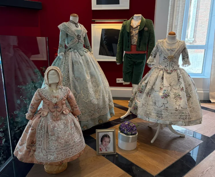 Exposición de indumentaria de Amparo Fabra en el Hotel Estimar Valencia