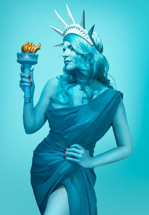Marina Salazar como Estatua de la Libertad