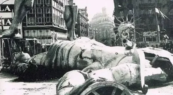 Falla del Coloso de 1970 caída (archivo J.J. Coll)
