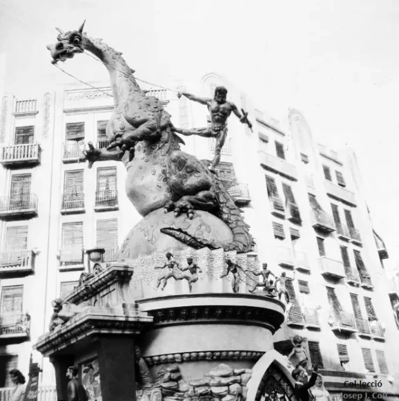 Falla Av. José Antonio-Duque de Calabria 1957 (Foto: archivo J. J. Coll)