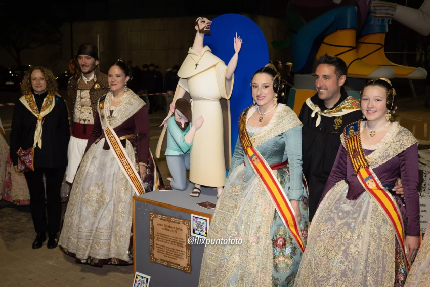Ninot del Padre Jofré con Maides y la Cofradía Virgen de Torrent
