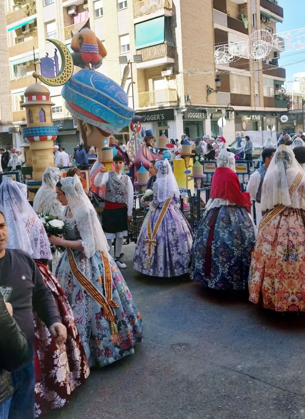Falleras y falleros saliendo hacia la Ofrenda 2026