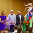 Entrega de ninot y donación al INCLIVA (foto: Fotofilmax / JCF)