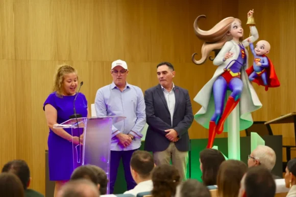Entrega de ninot y donación al INCLIVA (foto: Fotofilmax / JCF)