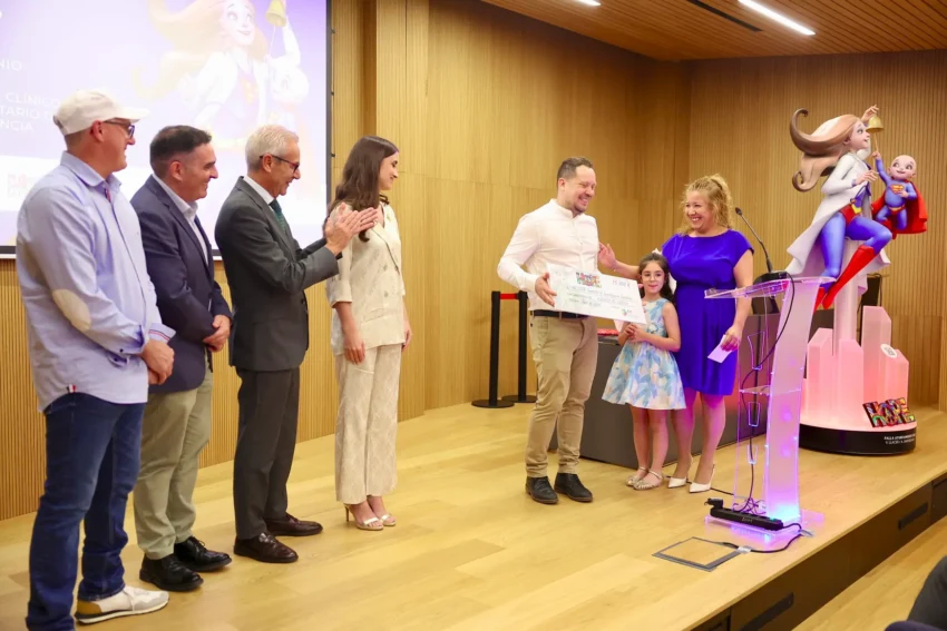 Entrega de ninot y donación al INCLIVA (foto: Fotofilmax / JCF)