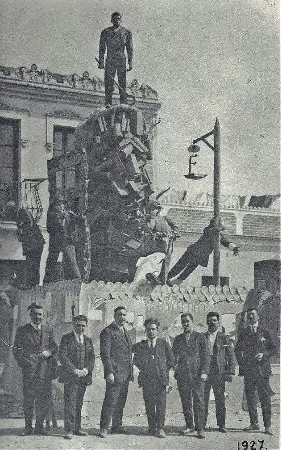 Primera falla de Port de Sagunt (1927) [foto: Facebook SAGUNTO ( Valencia ) subida el 14/03/2025]