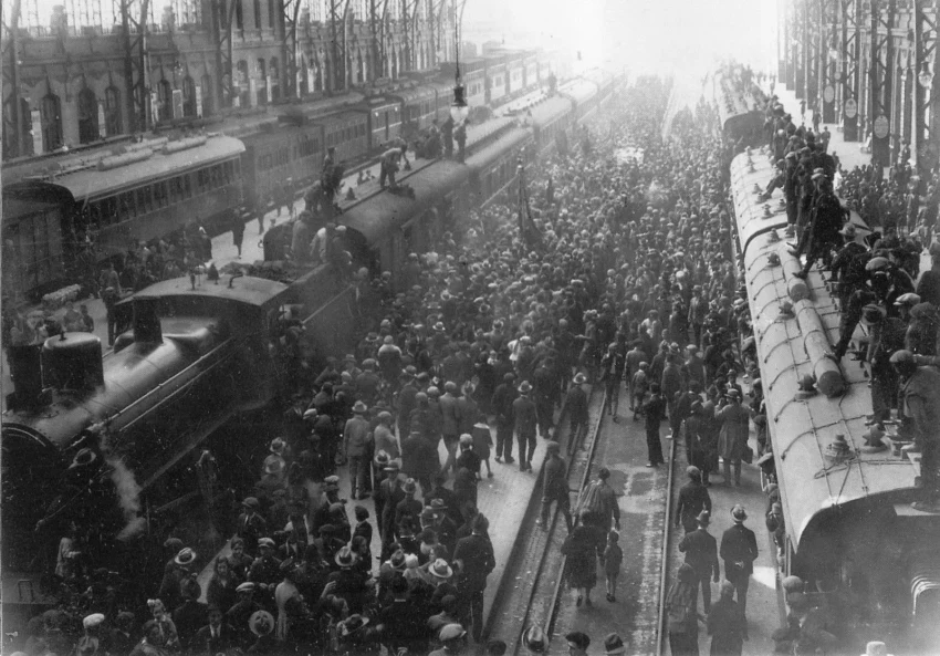 Llegada del primer tren fallero (1927). Foto: "Valencia Atracción"